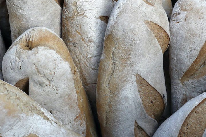 Fête de l'artisanat du Vieux Domancy. Fabrication de pain traditionnelle. France